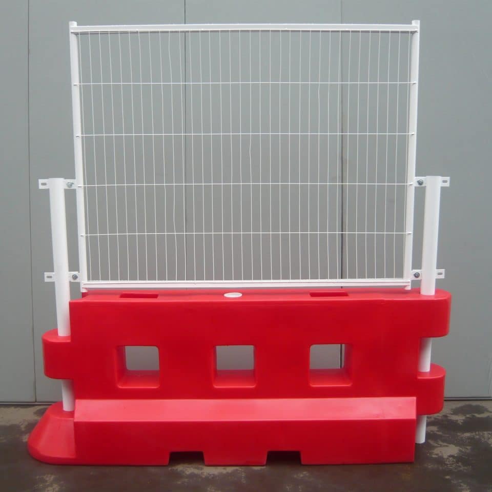 Single fence with barrier