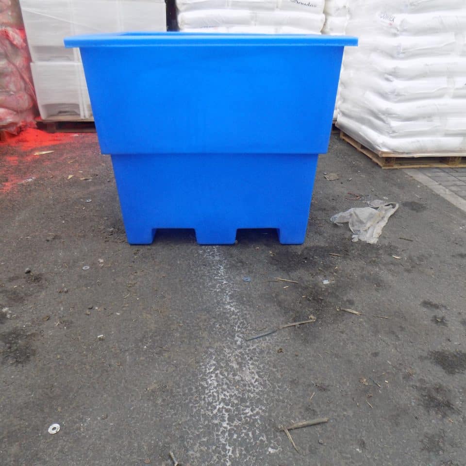 side on 550 Litre Pallet Box view