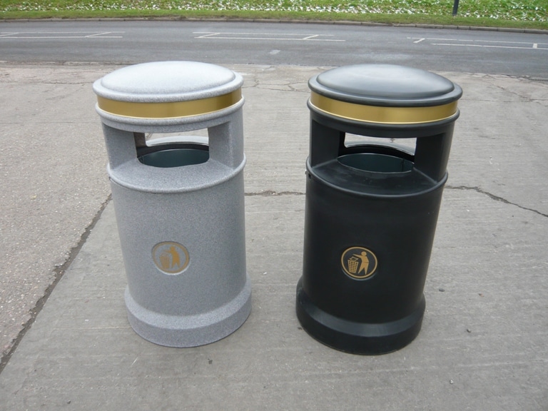 Black and White Cesar 120 Litre Litter Bin